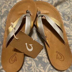 Nwt Olukai Leather silver gold Flip Flops Sandals with arch support